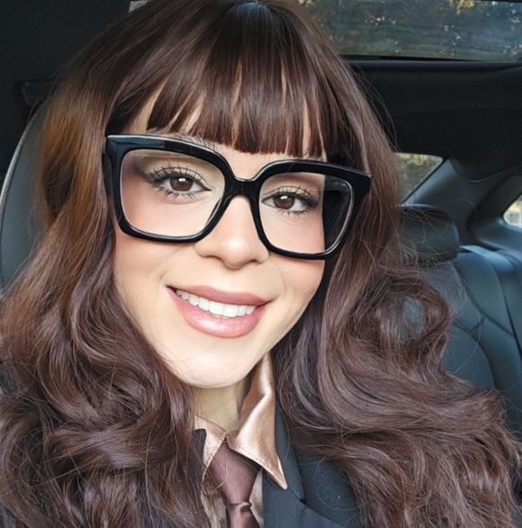 Meet your Posher, Jennifer - Picture 3 of 3